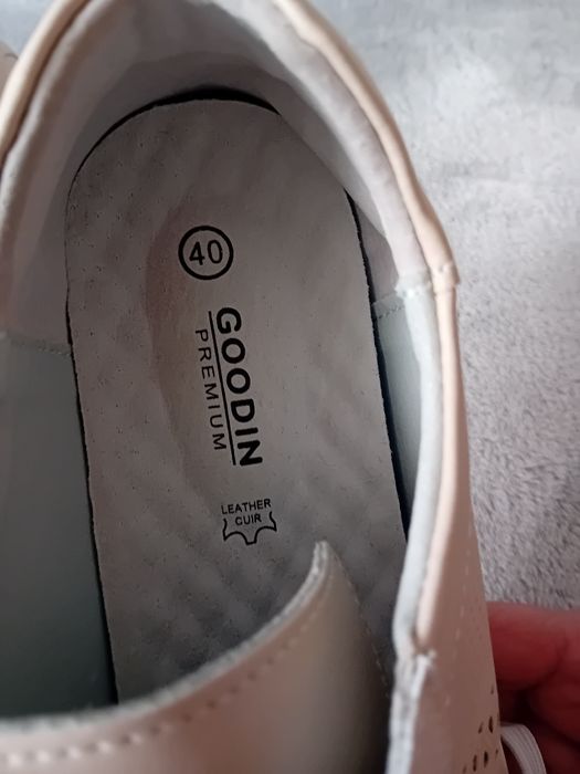 Beżowe sneakersy damskie.