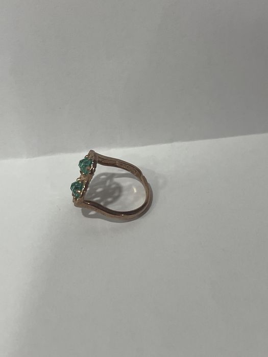 anel com pedras verdes