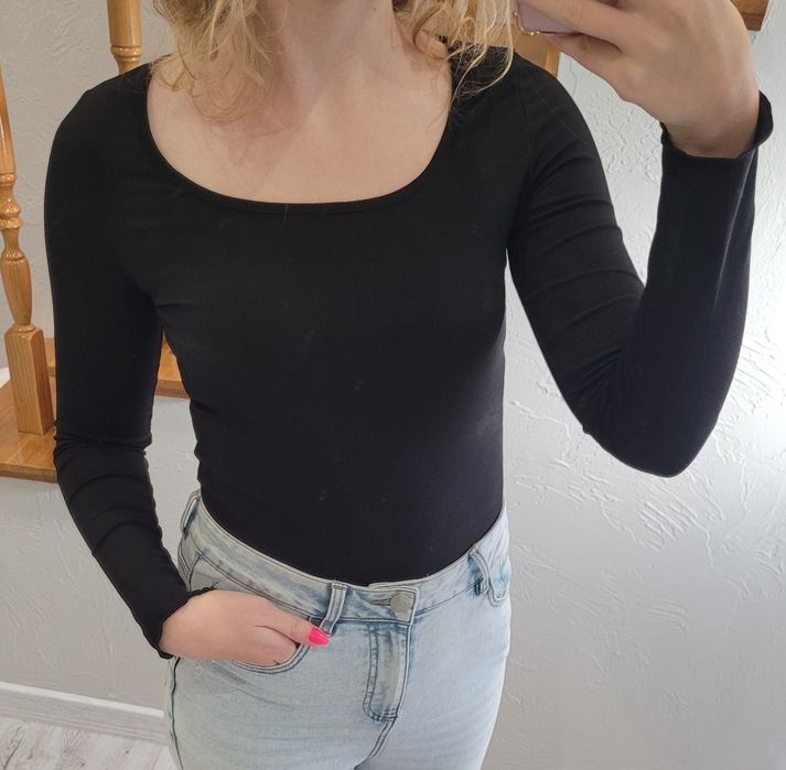 Piękna, czarna, dopasowana bluzka prążkowana