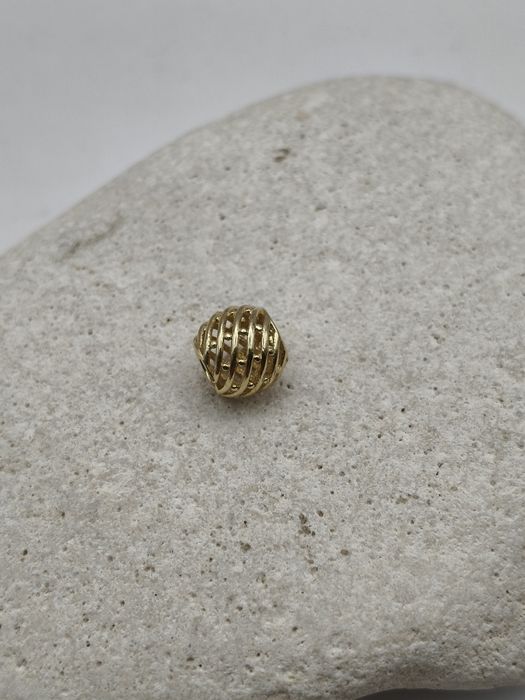 Złoty Charms Pr.585 Nowy Zapraszamy