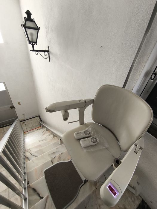 Cadeira elevatória Stannah - Modelo 600 com Carril Reto de +/- 4,50m