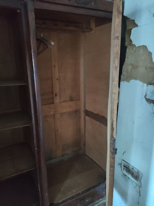 Старинный деревянный шкаф с зеркалом