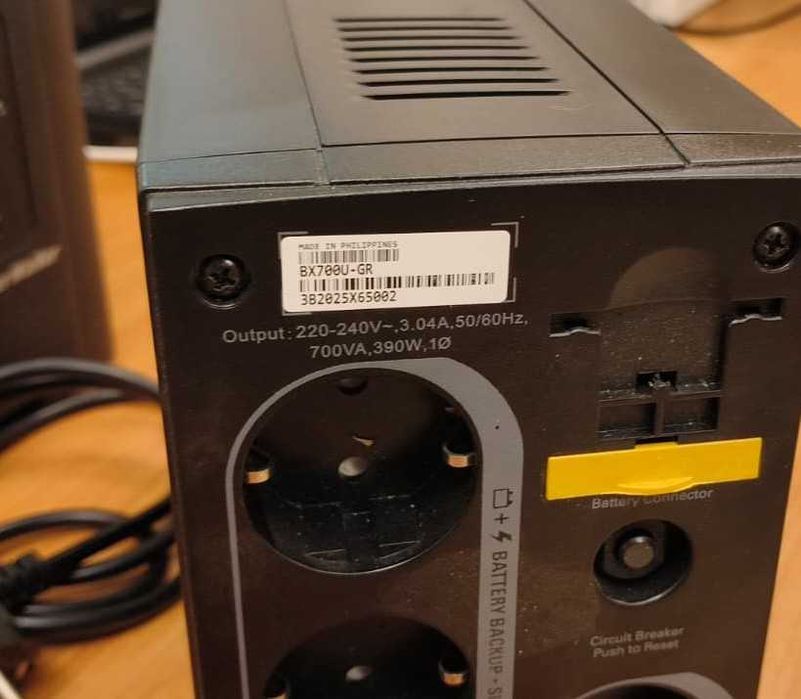 UPS APC model BX700U-GR 700VA 390W zasilacz awaryjny - uszkodzony