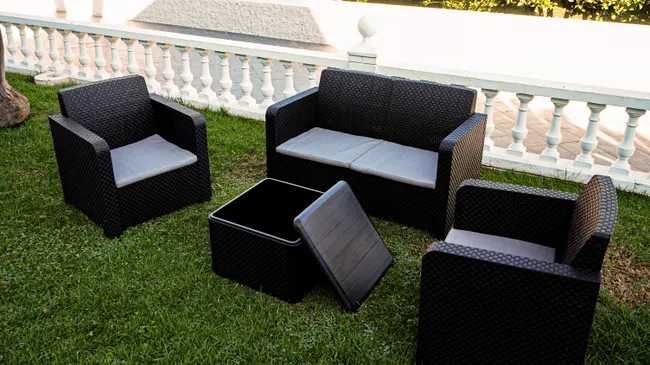 Conjunto de mobiliário jardim / varanda - sofás e mesa com arrumação