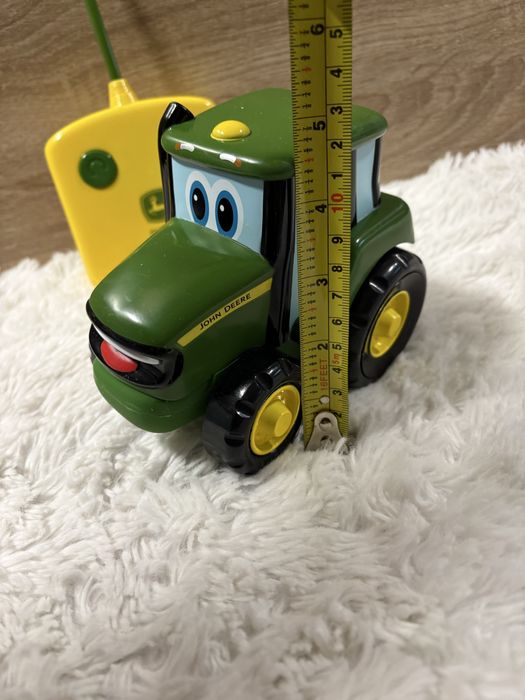 John Deere traktor na pilota