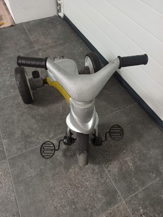 Triciclo Feber com rodas de borracha