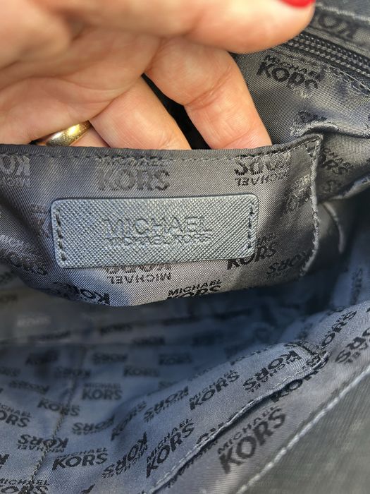 Mala de Ombro Michael Kors Kellen Medium em Pele Saffiano Preta