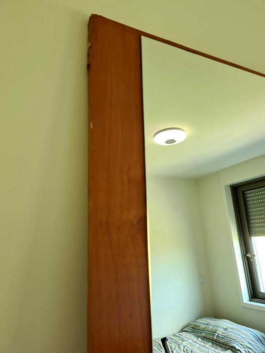 Espelho 195x40. Pertencia a um guarda fatos mas em perfeito estado.
