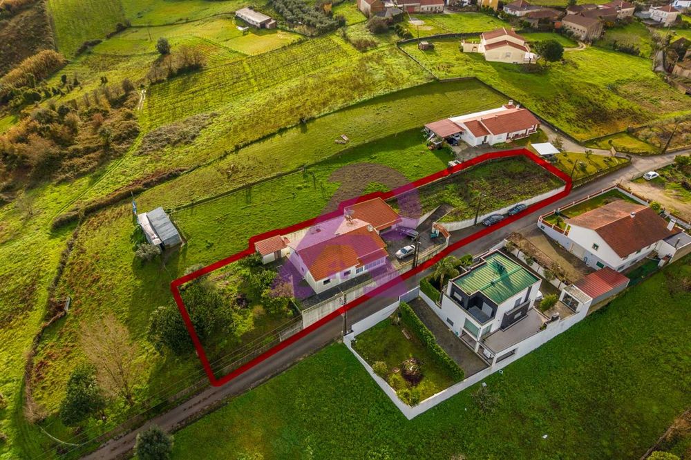 Moradia T3 + 1 com Sótão, Garagem e Terreno – Batalha