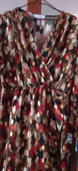 Vendo vestido curto em tons de outono