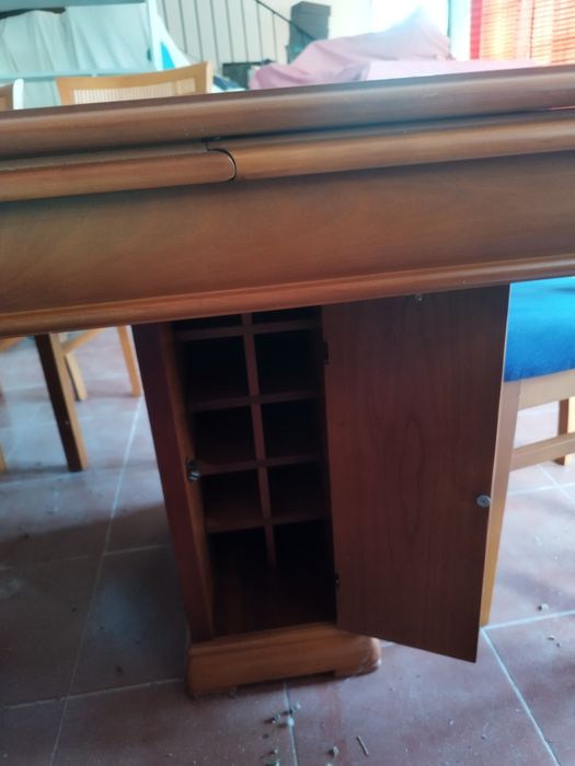 Móvel e mesa de sala