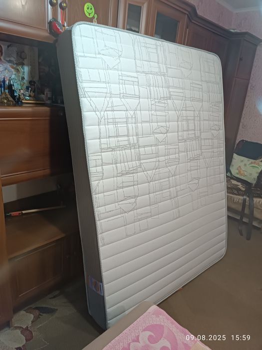 Продам обсолютно новый матрац. за 9 тыс гр. Размер  140 снт шир.180 вы