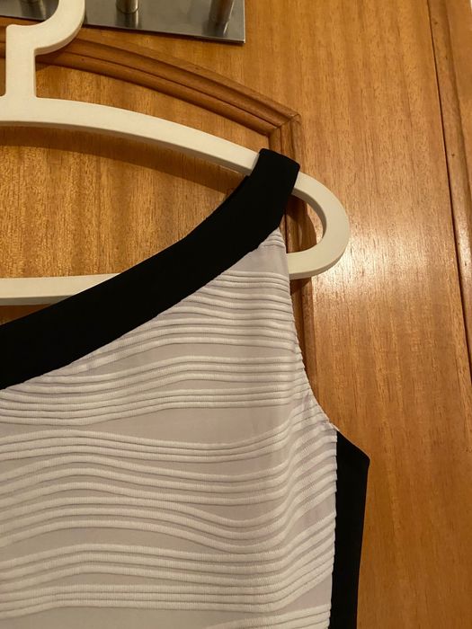 Vestido elástico assimétrico