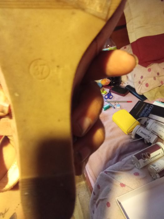 Sapatos de cunha rosa queimado