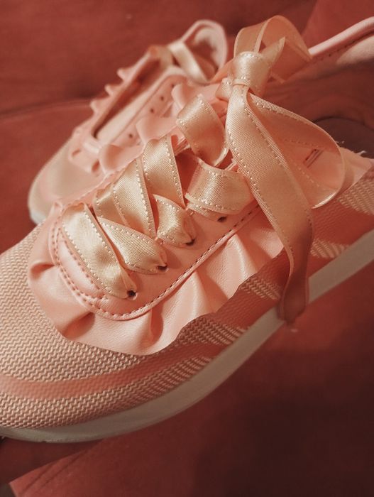 Buty Adidas kolor łososiowy sznurówki tasiemka