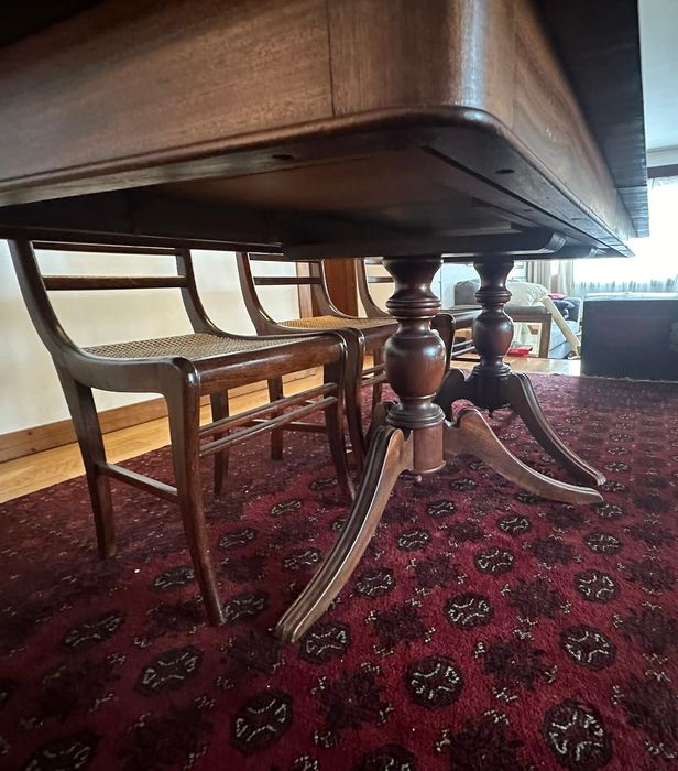 Mesa e cadeiras de madeira