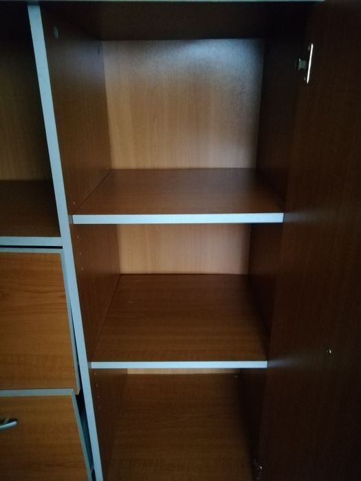 Móvel castanho e cinza