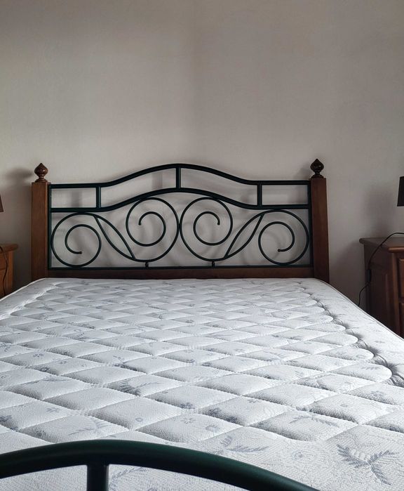 Cama de madeira com cabeceira em ferro