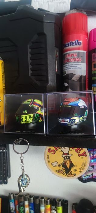 Vendo 2 capacetes do Rossi novos