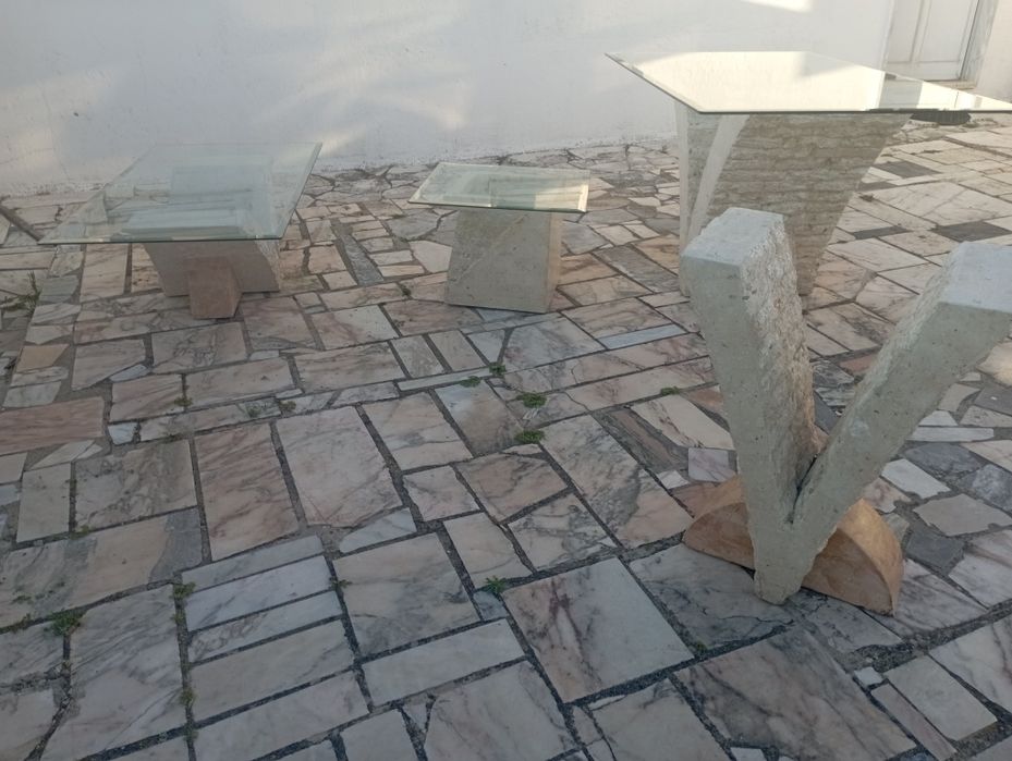 Conjunto de mesas de pedra e vidro