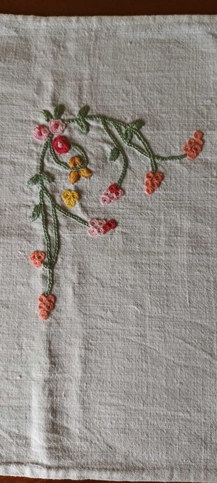 Pano de mesa com renda e bordado
