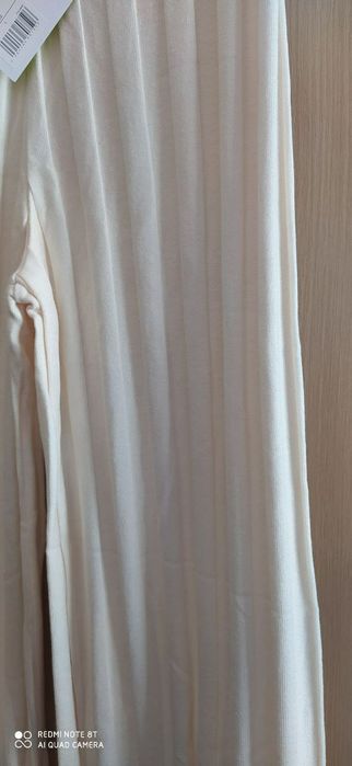 Брюки молочно- белого цвета