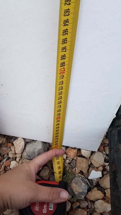 Várias loiças sanitárias, sanitas, colunas, tanques de autoclismo.