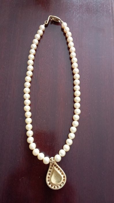 Colar de pérolas com pendente