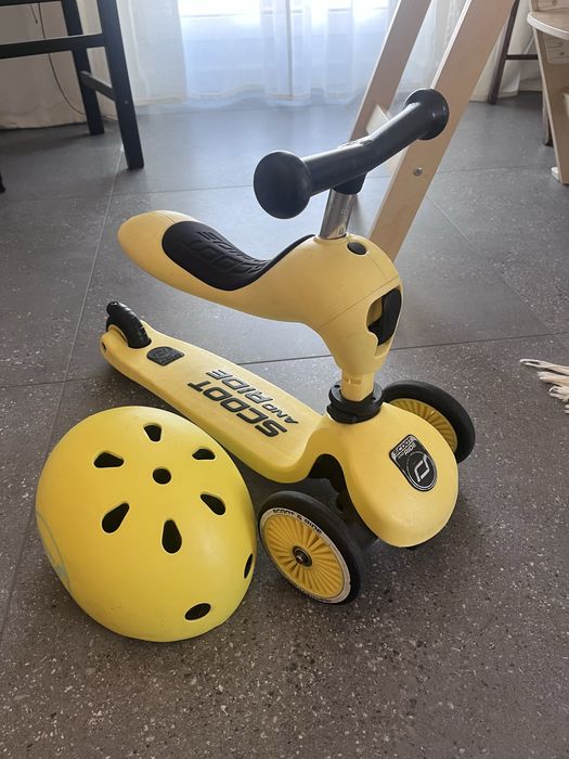 Żółta hulajnoga scoot and ride kask