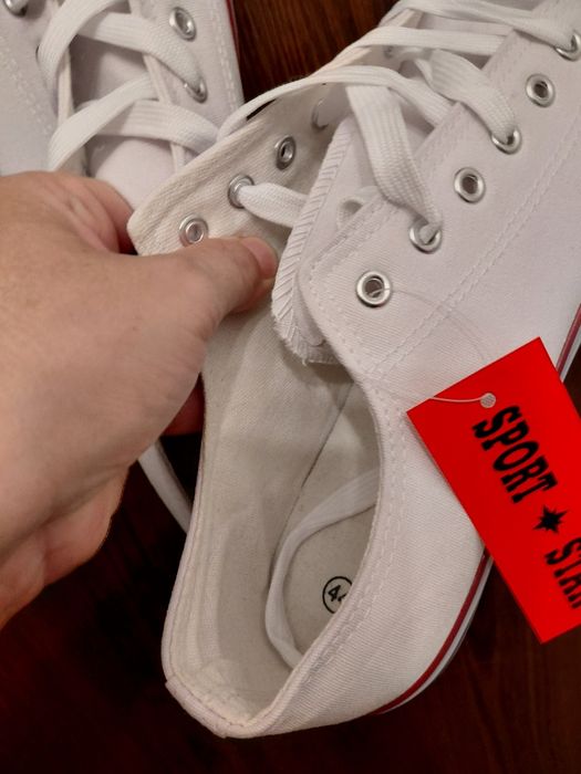 Białe nowe unisex tenisówki