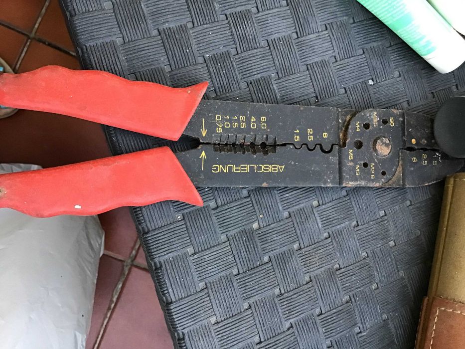 ferramenta vermelha e preta