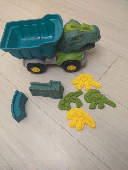 Вантажівка з формами для піску