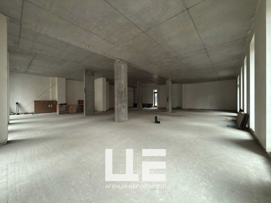 Продаж комерційного приміщення. 204кв.м. Фасад. вул. Окружна 43.
