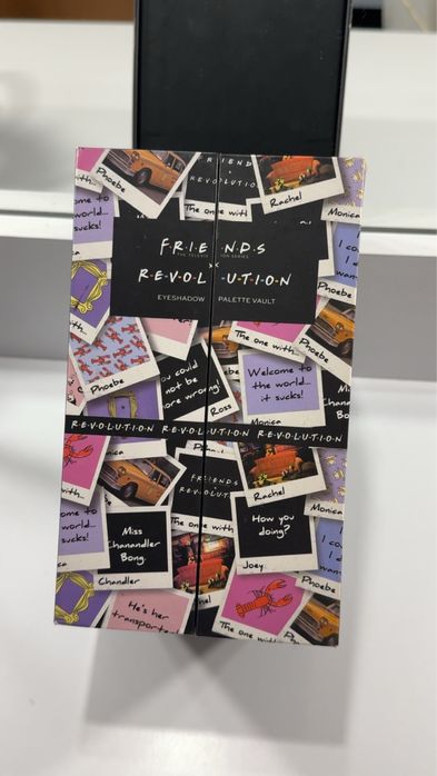 Подарункова коробка тіней для повік MakeUp Revolution х Friends Eyeshadow Plette Vault