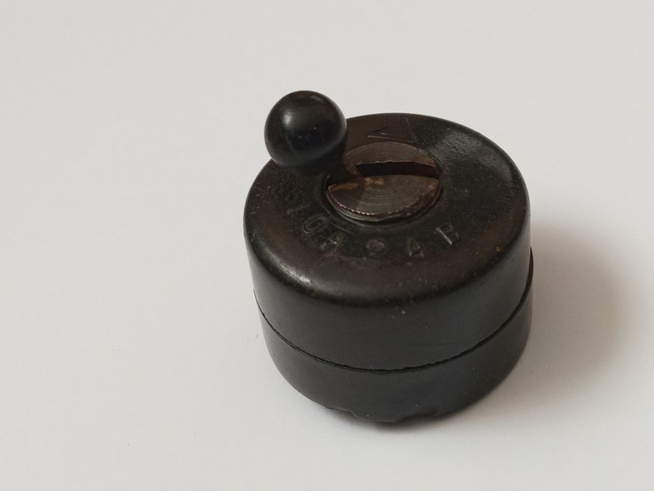 Вимикач ретро 1946 р. 10А 24В