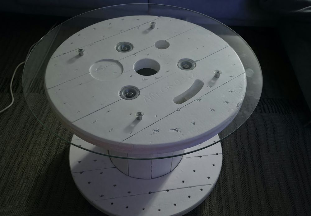 Mesa de centro com vidro.