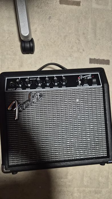 Guitarra Eléctrica Squier + AMP