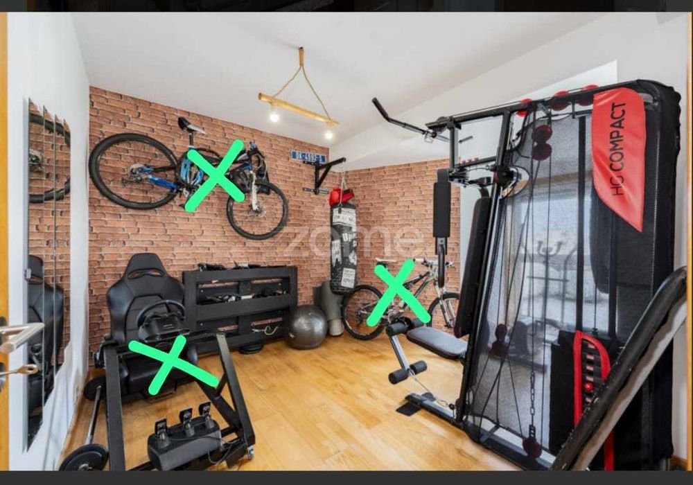 Ginasio em casa com máquina de musculação