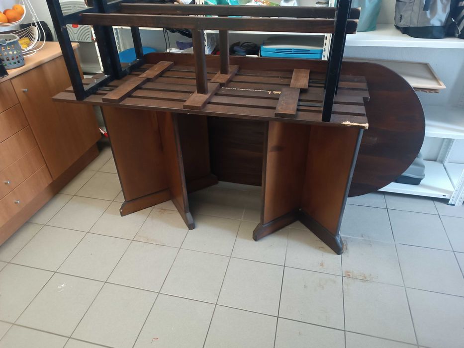 mesa de madeira com2 metros por 090 e dois bancos