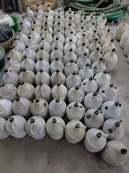 Garrafões de vidro verde escuro