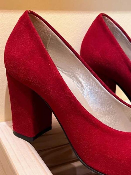 Sapatos de salto alto vermelhos