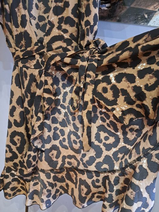 Sukienka wiązana w pasie