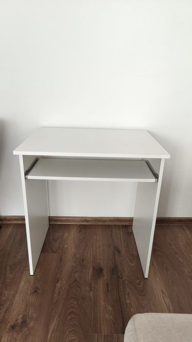 Białe biurko komputerowe