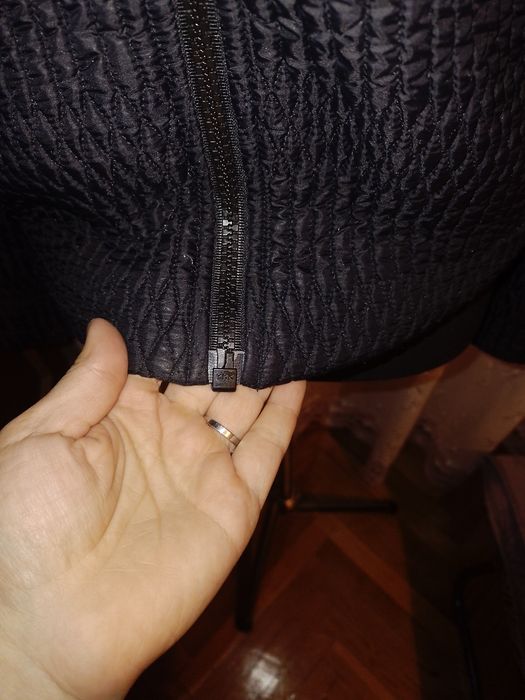 Продам фірмову курточку вітровку на розм М або 44-46