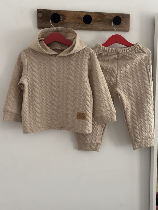 Beżowy dres dla dziewczynki 92/98