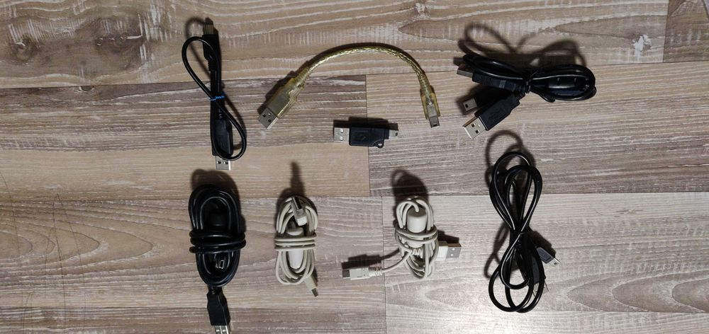 Conjunto de cabos e adaptadores variados (USB, multimédia, energia)