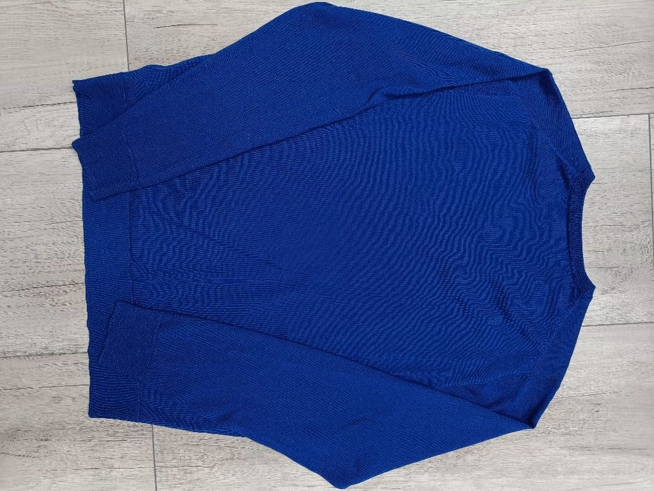 Niebieski sweter męski w serek, Marks & Spencer, rozm L / 40