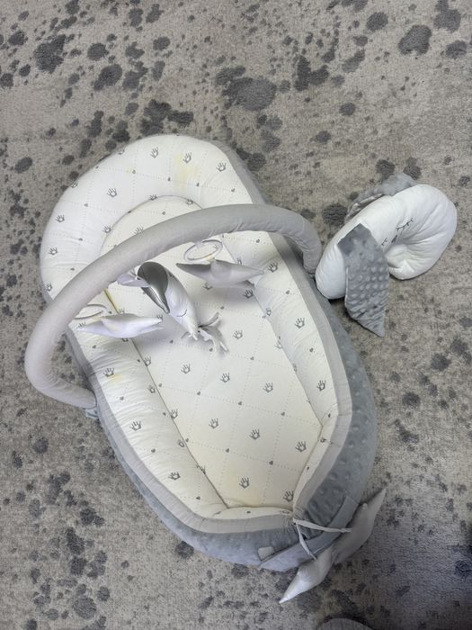 Кокон-гніздечко Premium "Срібні корони" з дугою для іграшок