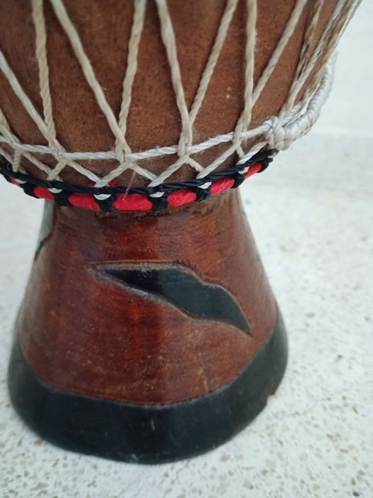 Tambor africano / djambê em madeira e pele de cabra feito artesanalmen