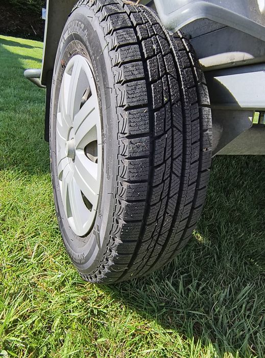 Przyczepa lekka Blyss uchylna burta.